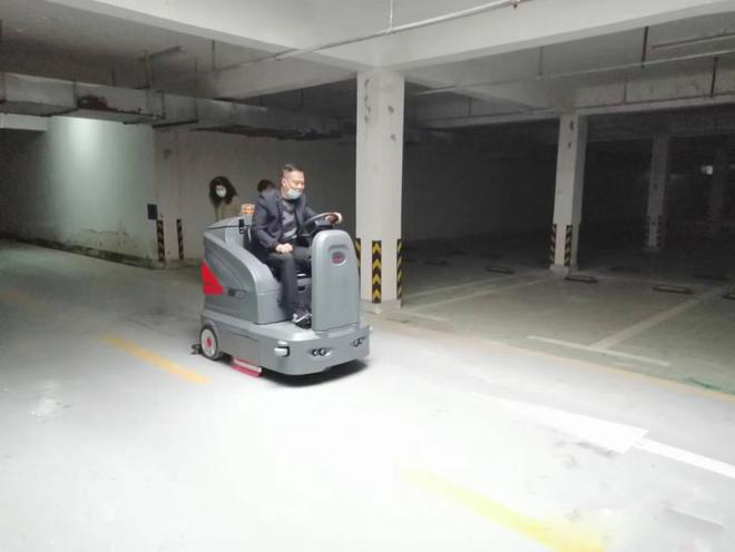 内蒙古小区物业保洁不用人力改用驾驶式洗地机了